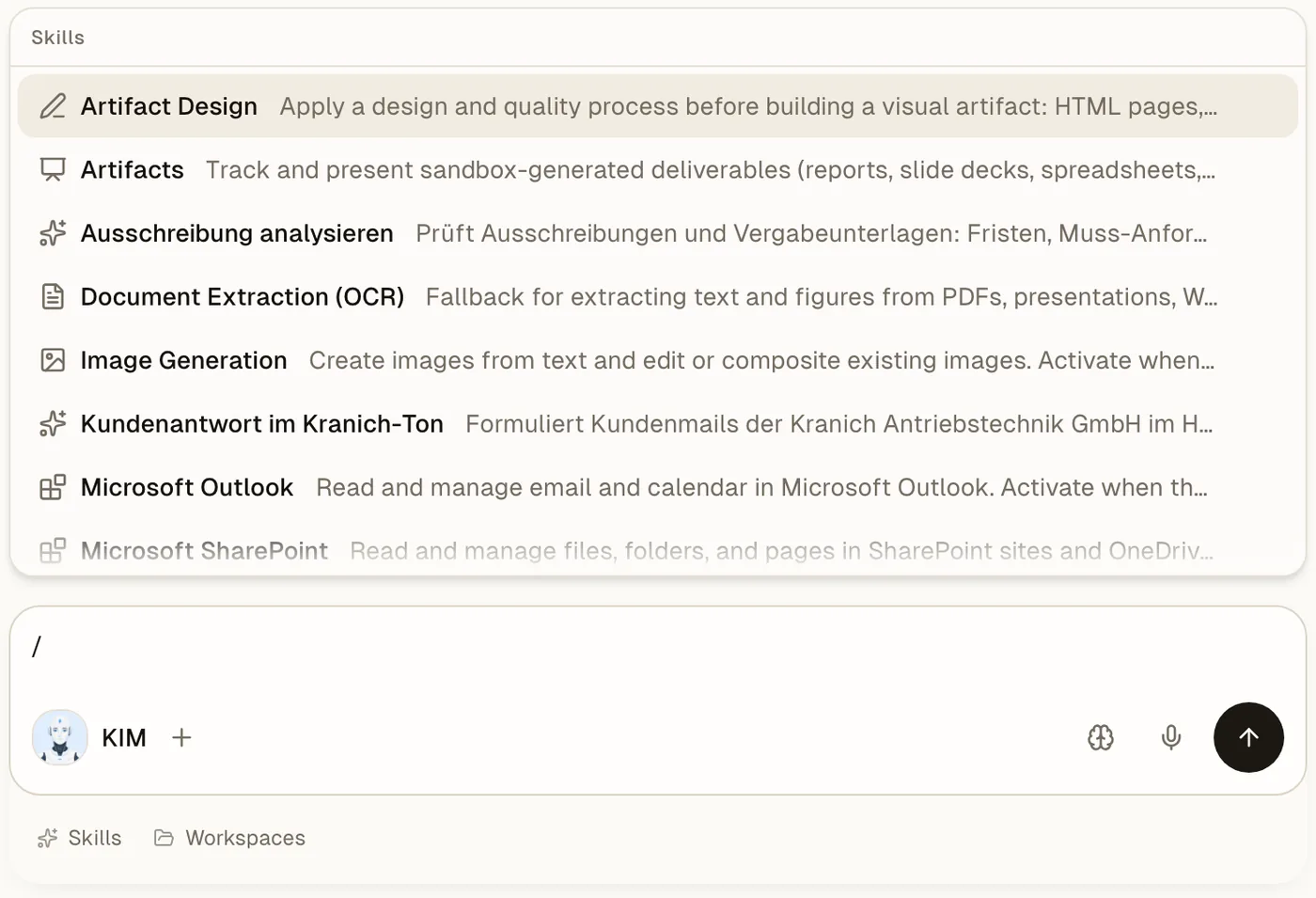 Eingabefeld von HUB.KI mit einem Schrägstrich: darüber die Liste der Skills, darunter Artifact Design, Ausschreibung analysieren, Image Generation, Kundenantwort im Kranich-Ton und Microsoft Outlook